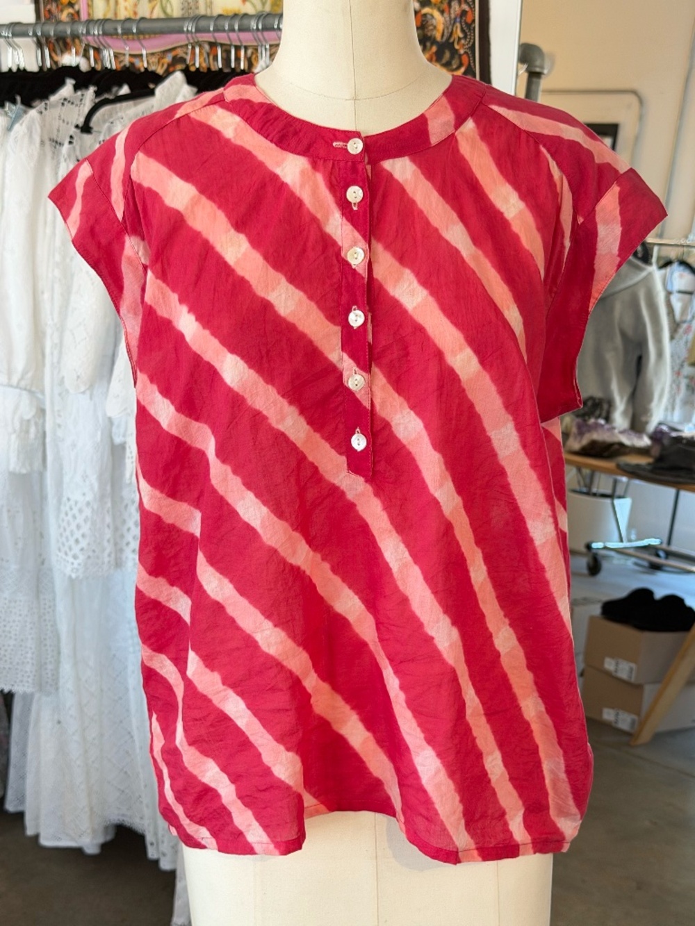 Nimbu Sleeveless Banu Blouse in Tie-Dye Red/Pink